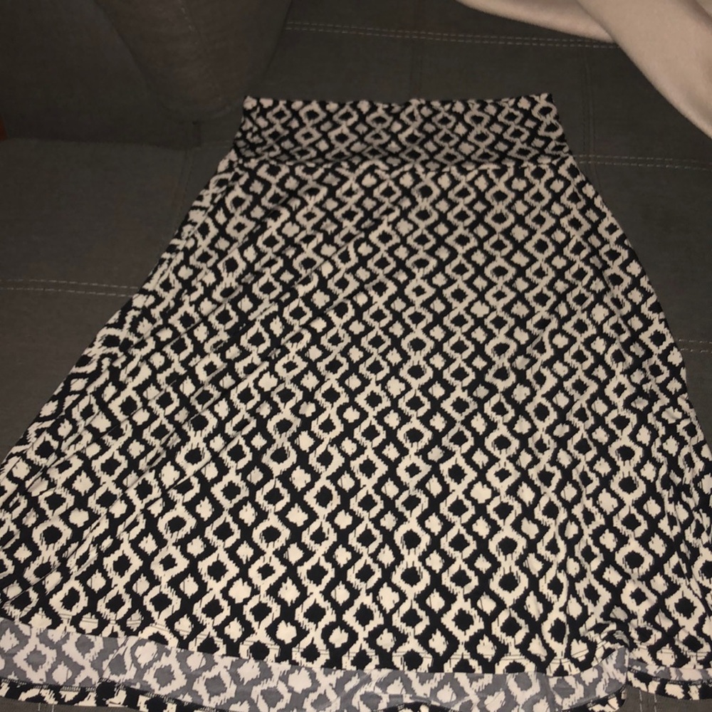 Size large black and white LuLaRoe azure skirt